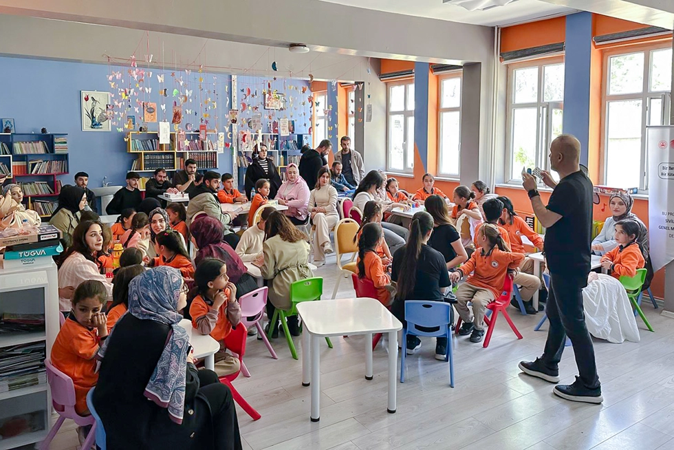 Kütüphanede Çocuklar ve eğitmenlerle düzenlenen atölye